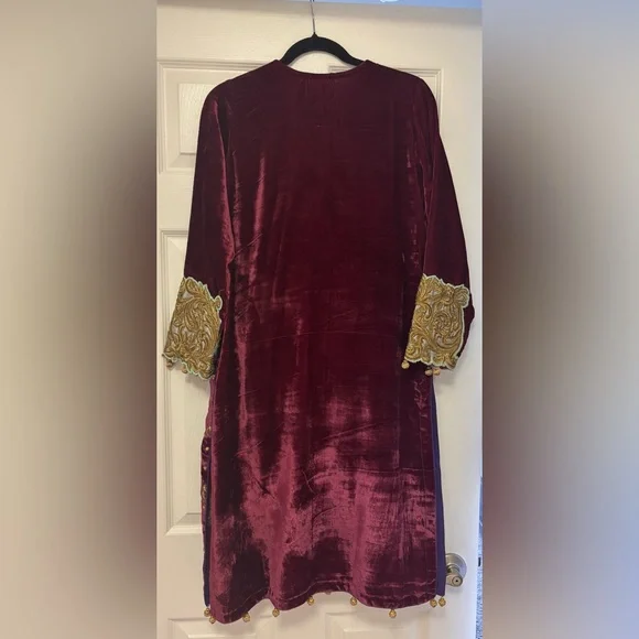 Sana Safinaz Velvet Embroidered Maroon and Gold Shalwaar Kameez - Picture 4 of 6